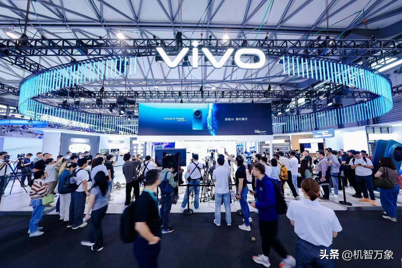 MWC26上海正式开幕，6月25日，vivo X Fold6的多位先锋用户在vi