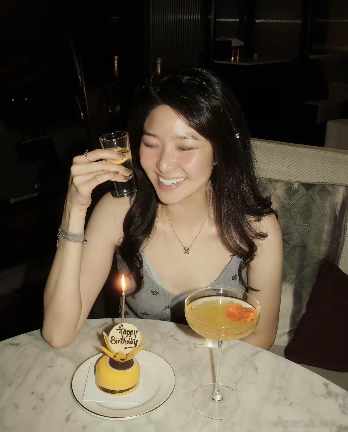 许绍雄女儿更新动态了，3月份的生日、拖到5月才办，她心里太痛了！失去父亲的日子，