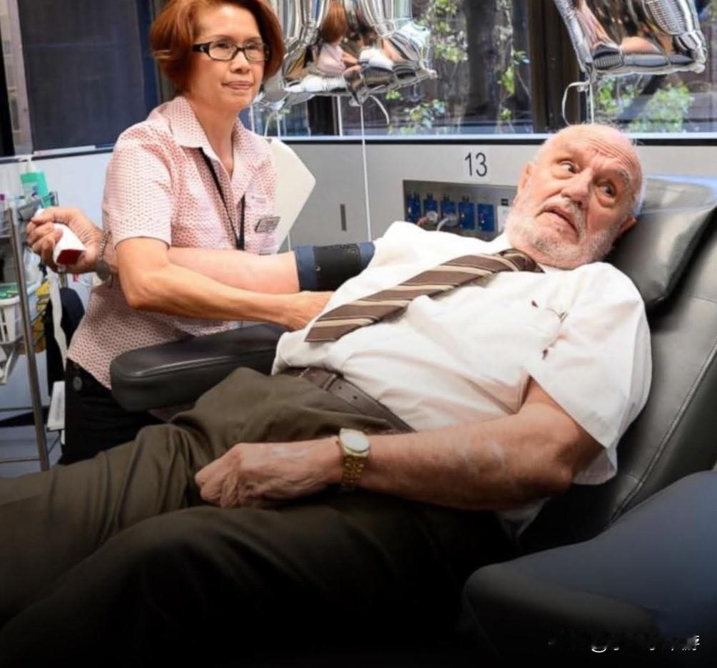 澳大利亚男子James Harrison，被誉为「金臂人」，或许是历史上拯救最多