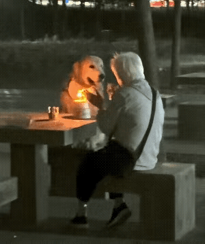 在你朋友眼中过生日的你。哈哈。