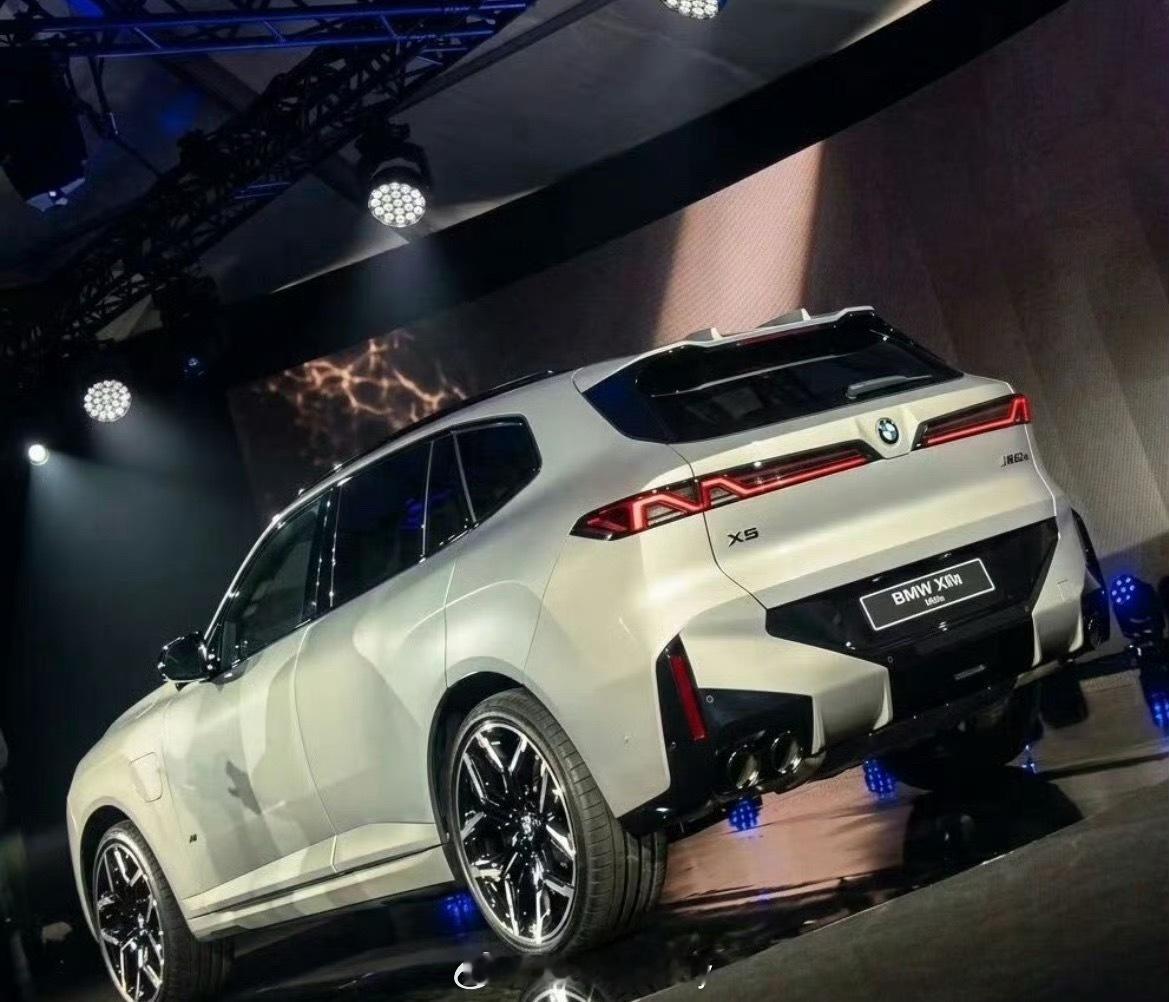 早起吃瓜看到了除了新i3外新宝马X5和7系的图看来新的家族设计贯穿的速度还是挺快