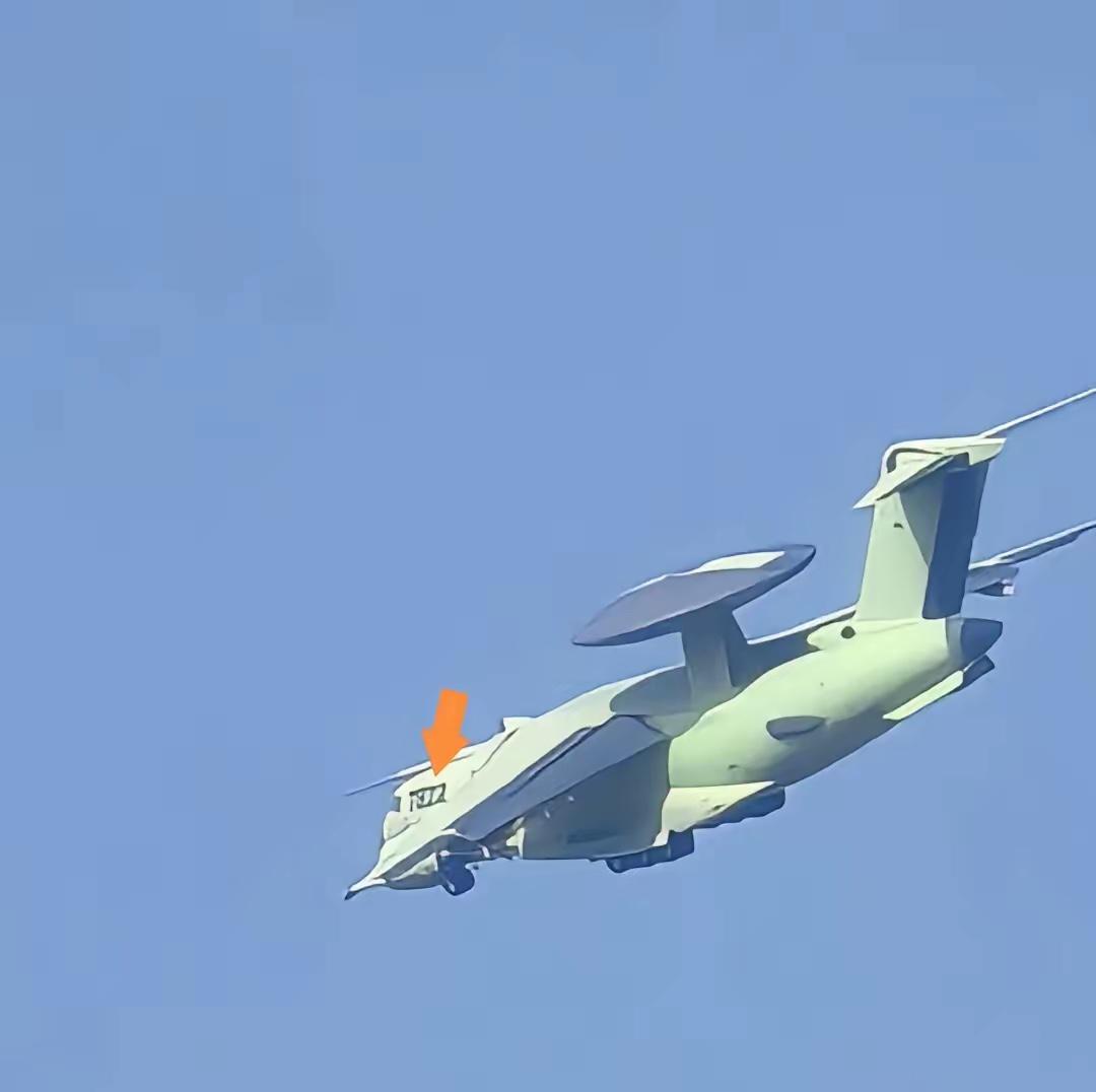 战略型预警机已经成型。
​空警3000第二架次原型机开始试飞。
​我们之前装备的