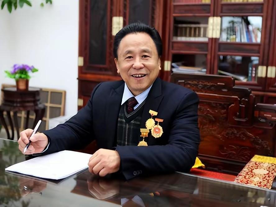 包养10位情妇，睡觉靠翻牌，生下11个私生子，75岁仍在拼命生娃！
故事的主人公