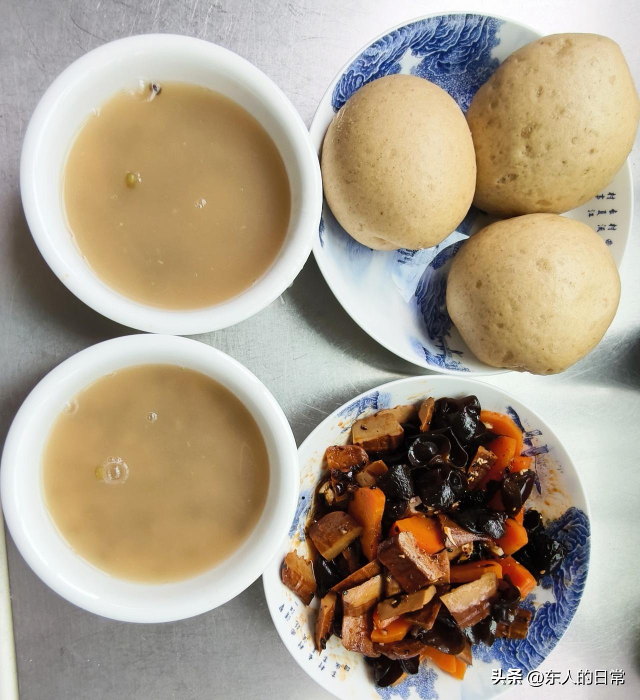 今天南京为了应对台风“白海豚”，发布了暴雨黄色预警、台风蓝色预警！

上午我们看