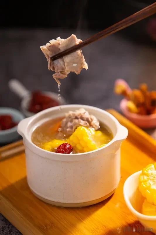 煲汤的苹果要不要削皮呢?
煲汤的苹果，削不削皮？老火靓汤里，苹果皮是宝。它富含果