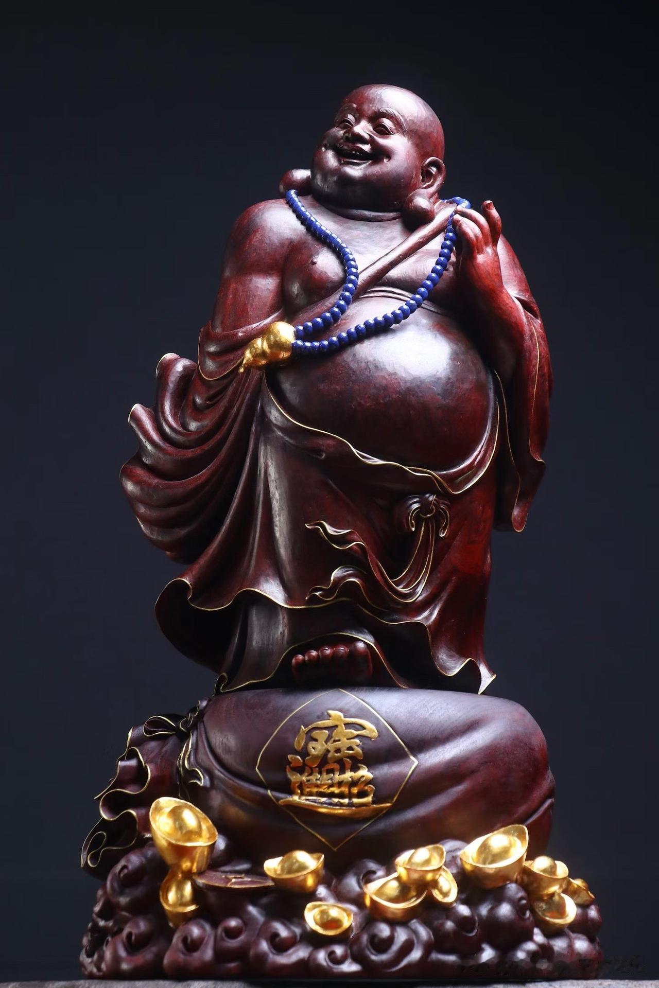 一尊笑意，最能温暖人心。

印度小叶紫檀手工精雕，弥勒神情开朗，体态圆润饱满，衣