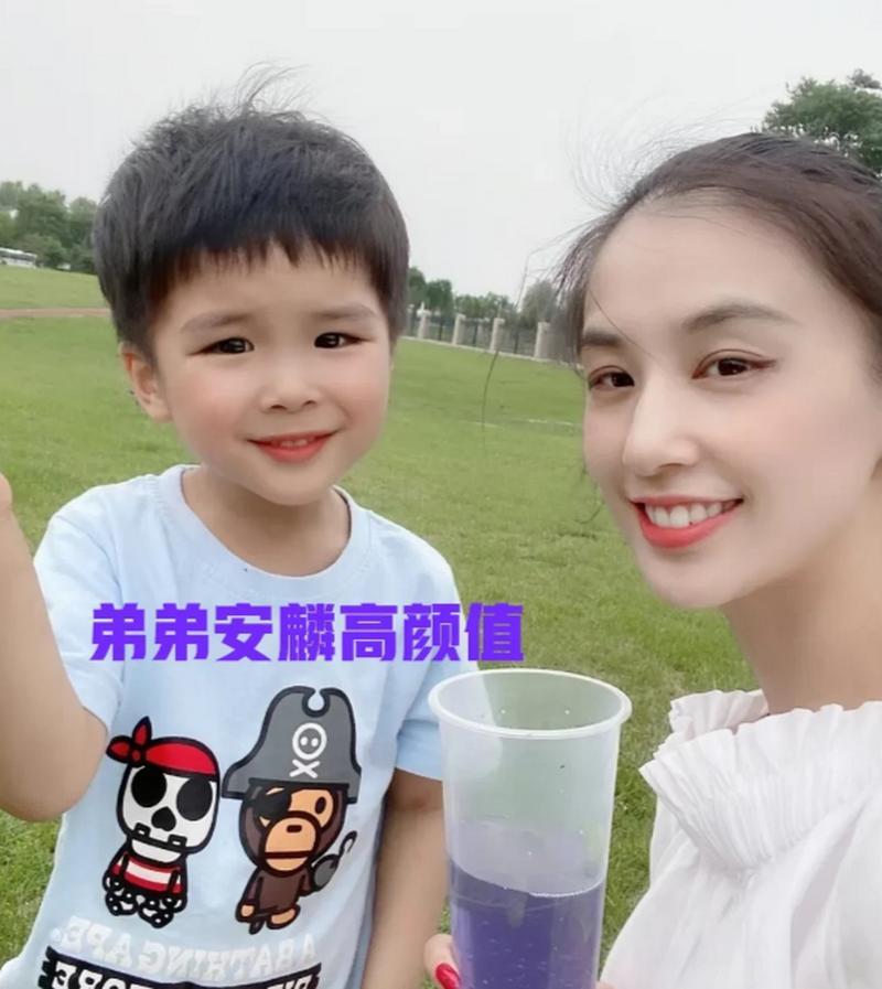 黄圣依近日晒出小儿子生活日常，分享孩子成长点滴。如今孩子已满9岁，模样清秀灵动，