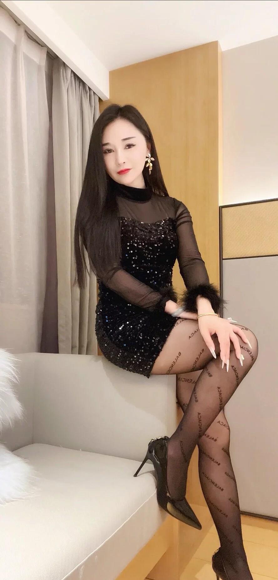 优雅黑裙，闪耀夜晚，魅力无限！💃✨