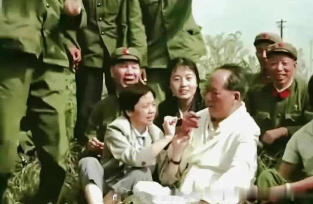 1967年7月，导师在杨成武将军等人的陪同下，于南方进行巡查途中稍作休憩的场景。