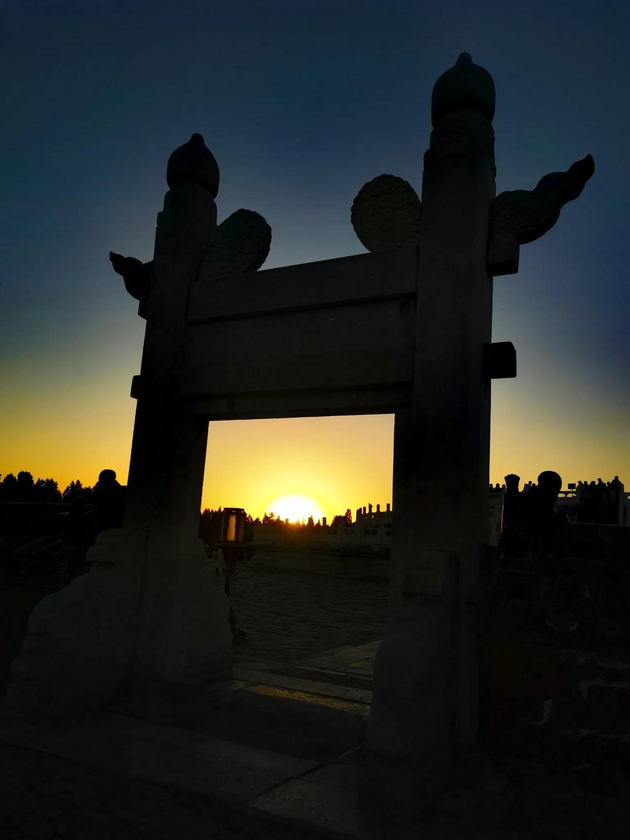 分享一张你手机里最近拍的风景照北京天坛落日映像~