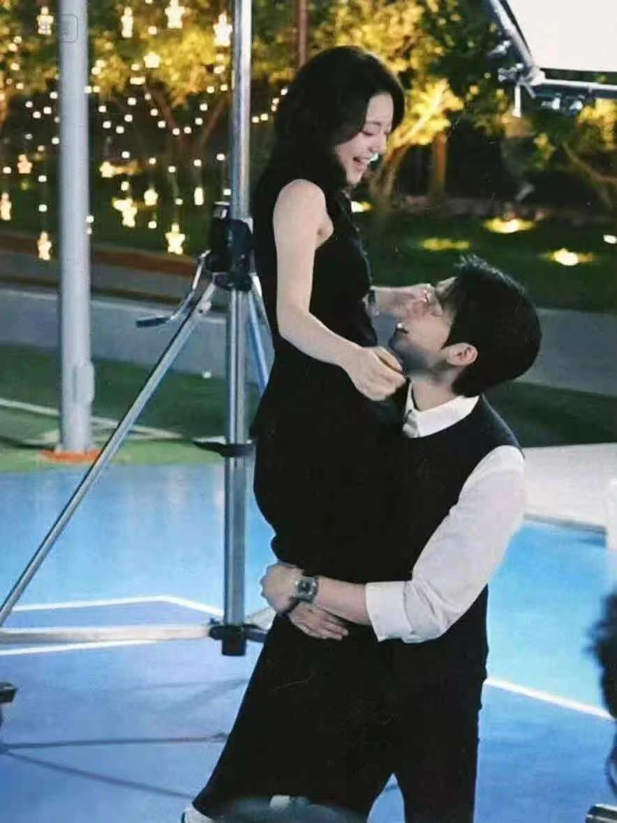 魏大勋抱赵今麦投篮 天呐，赵今麦也太美太可爱了吧，简直天使一般啊。魏大勋快放开赵