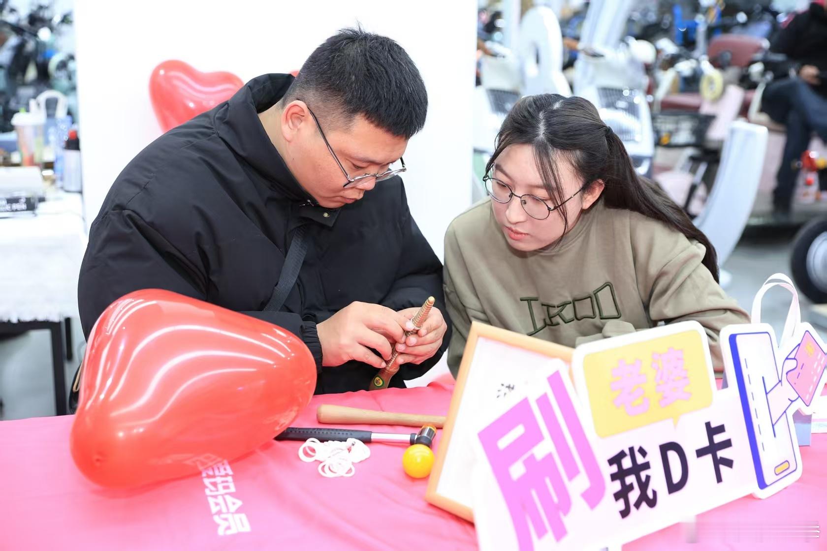 你认真敲银戒的样子好帅，我偷偷把花瓣塞进戒指盒，这份春天永远不过期！ 爱玛告白坐