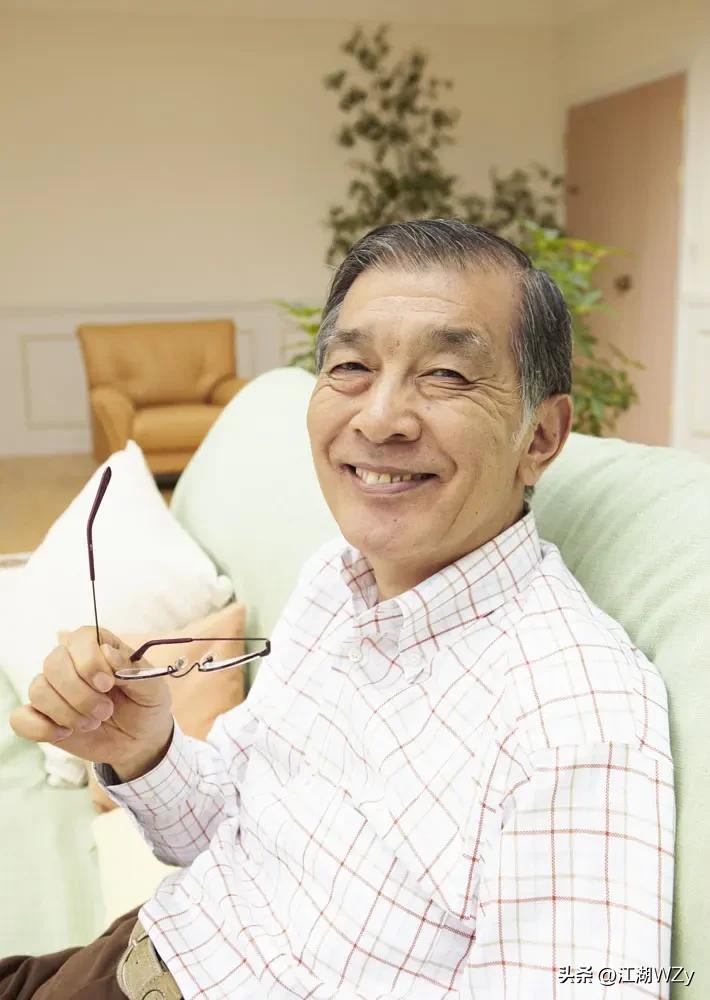 人这一辈子，
对自己苛责过甚，迟早要累垮身子，对他人期许过高，反倒会气坏自己。我
