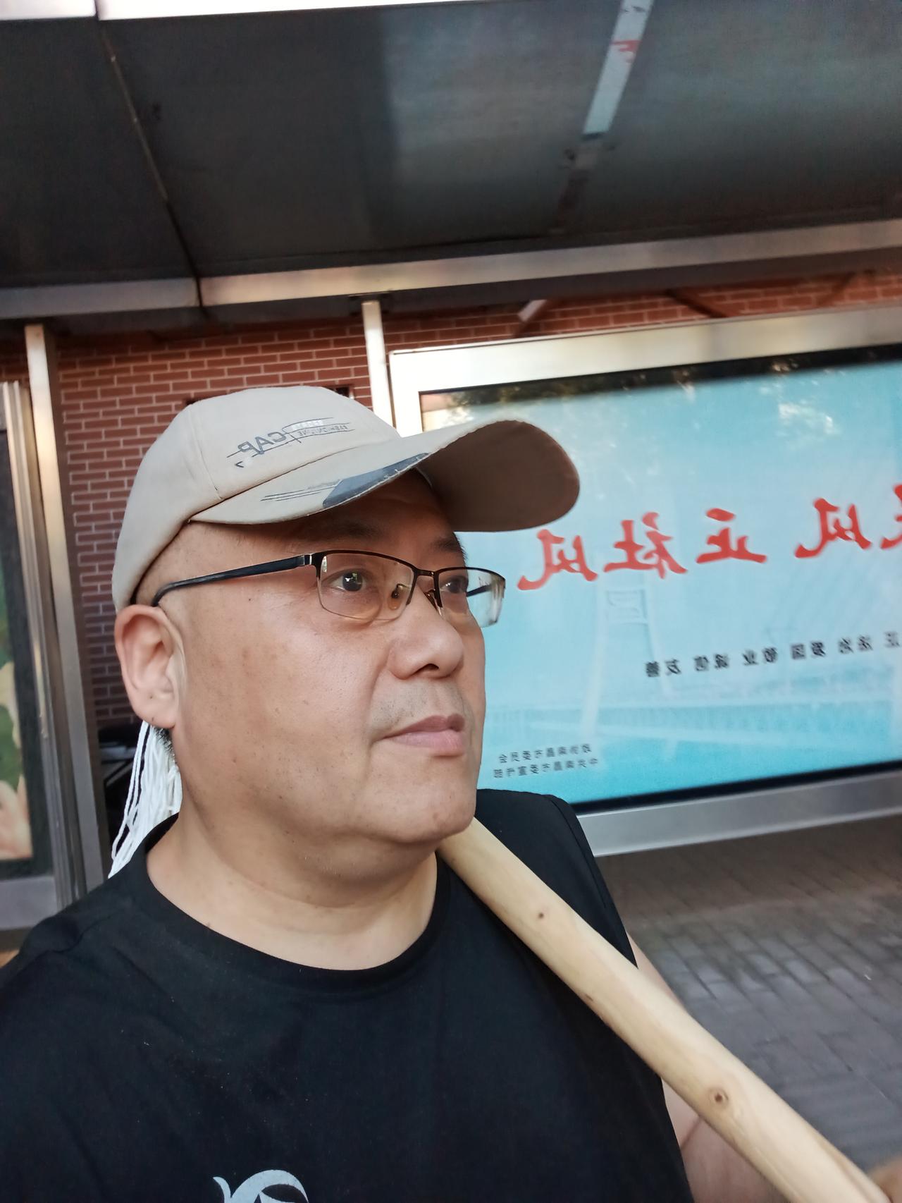我是一个居家男人。

喜欢待在家里，喜欢做家务，喜欢做饭菜。

每天都有一个习惯