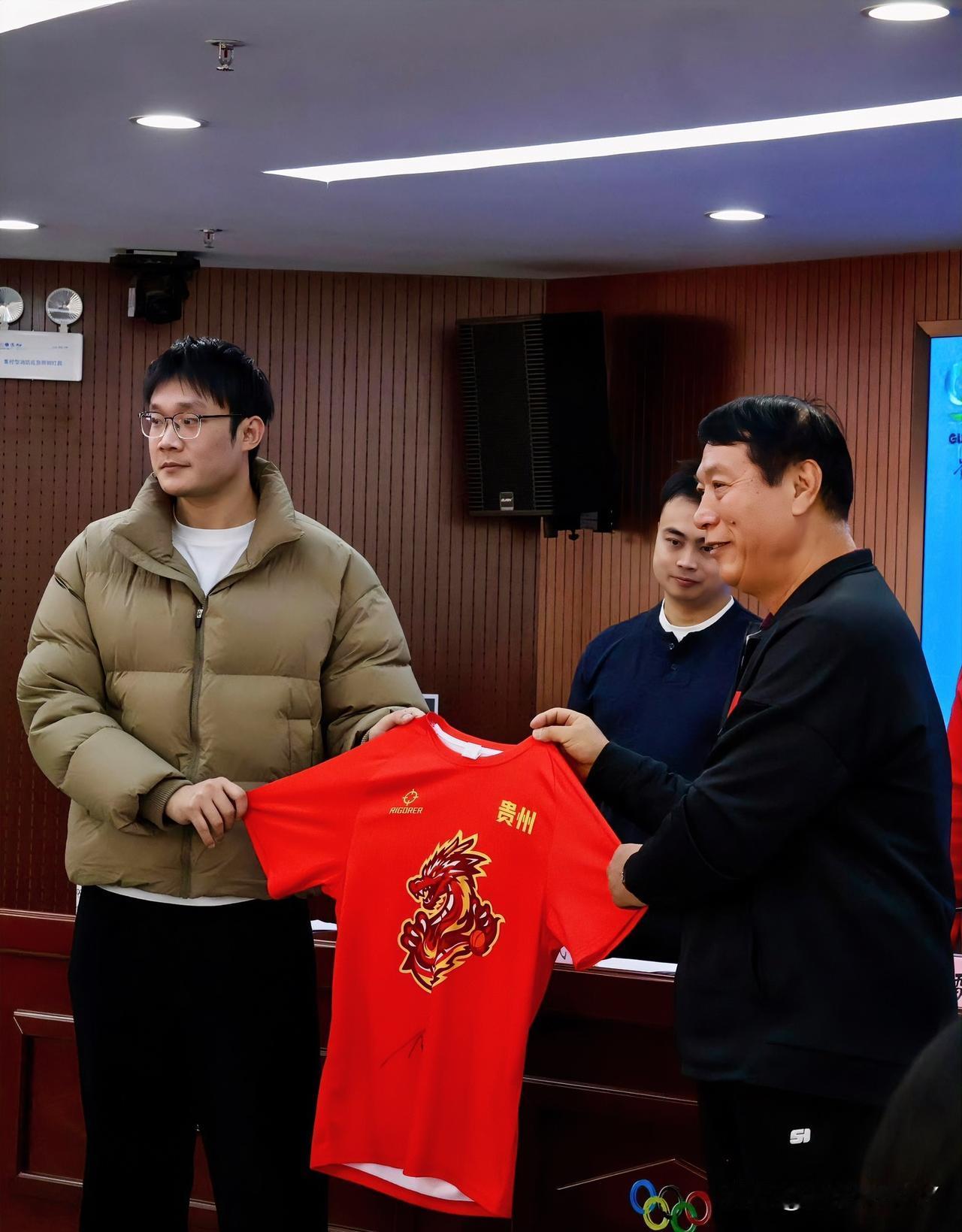 不出意外，
意外还是出了，
没想到丁彦雨航这么快就完成了
退役转型！

近日丁彦