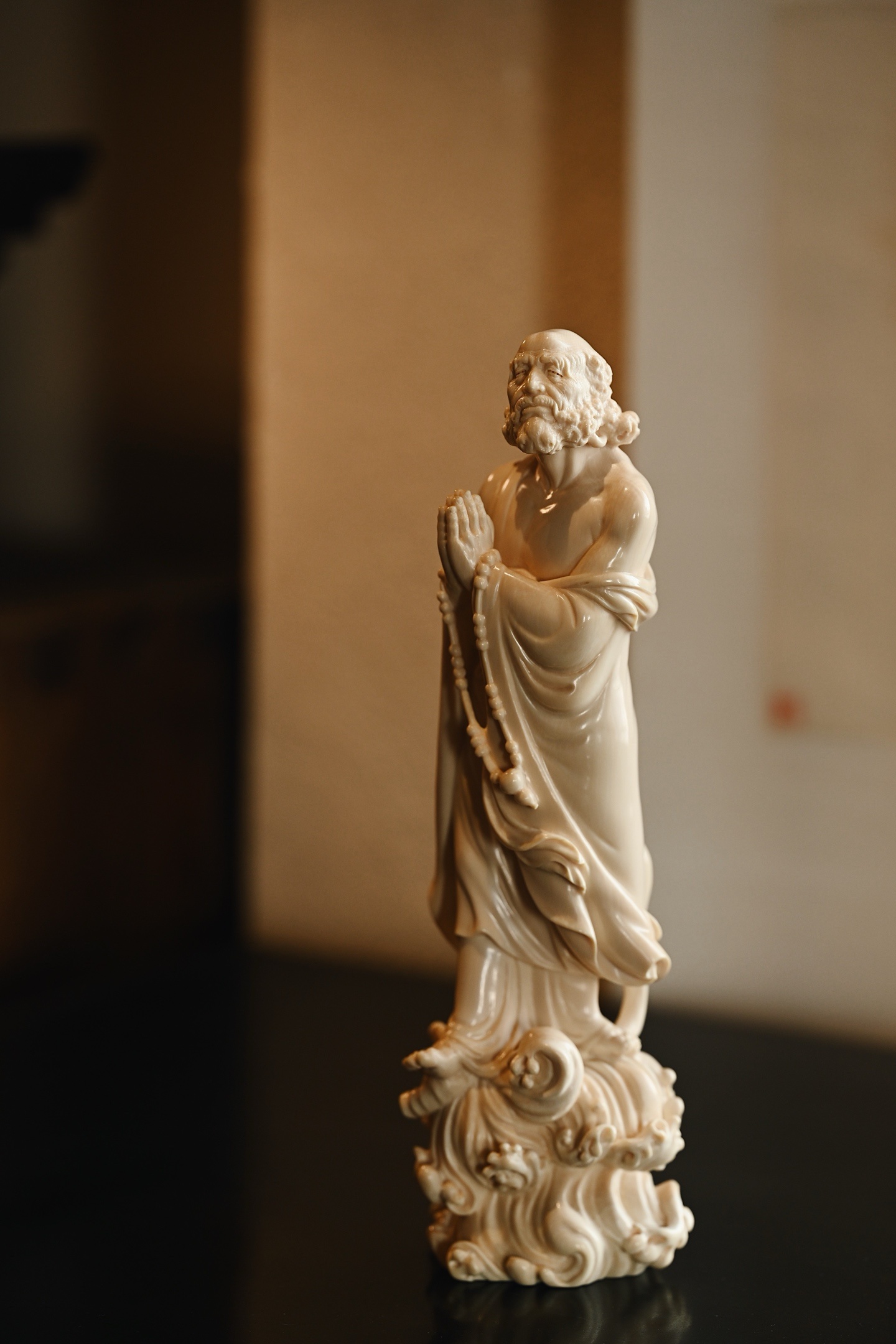 猛犸 | 达摩 摆件整料雕刻，达摩须眉毕现，衣袂临风，踏浪而立。一苇渡江之姿，尽