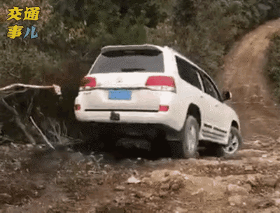 我还以为他一头钻下去了，没有想到还拐个弯钻下去