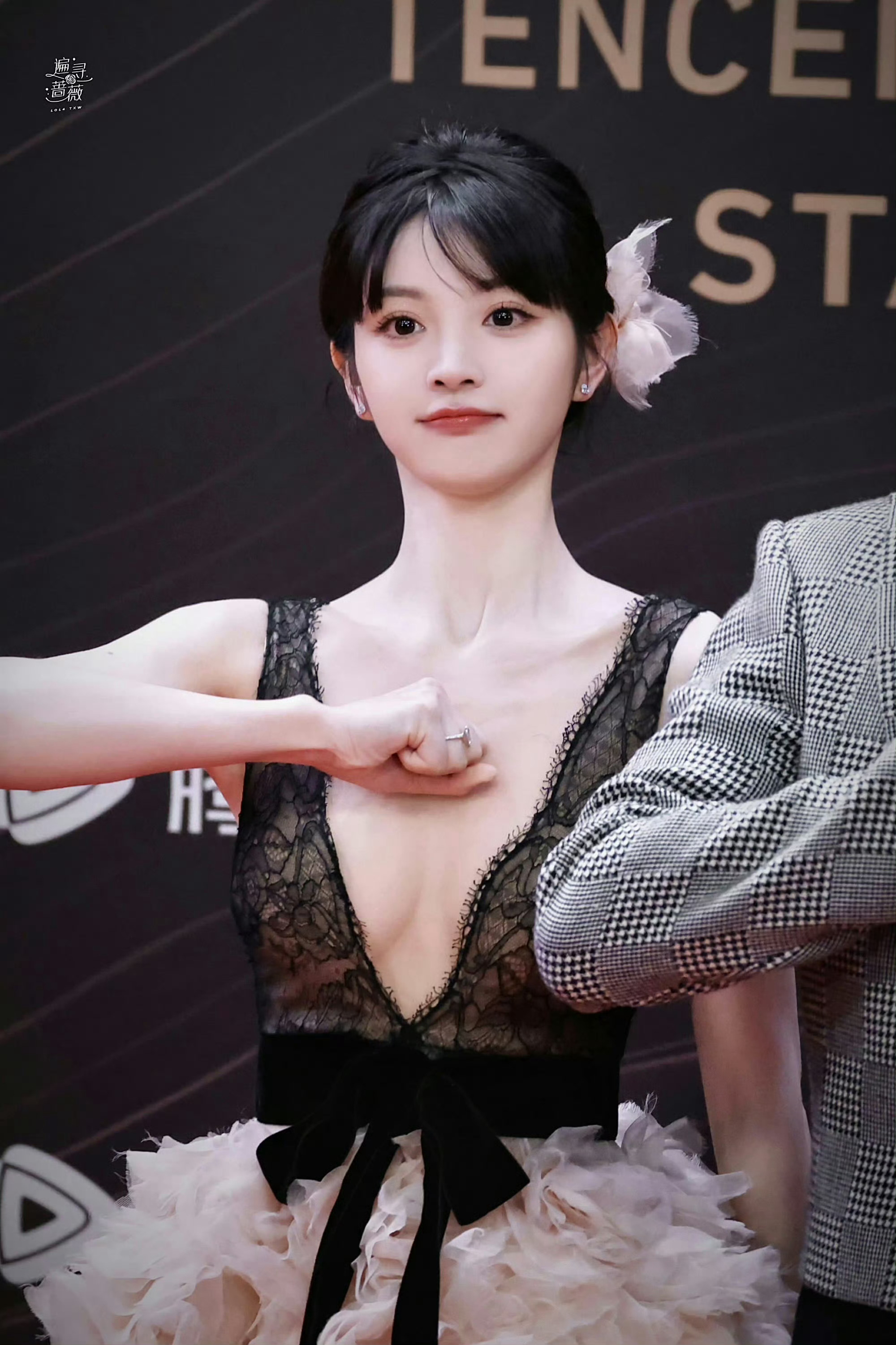 小田好美[色][送花花] ​​​田曦薇置顶合照微博给肖露庆生 ​​​