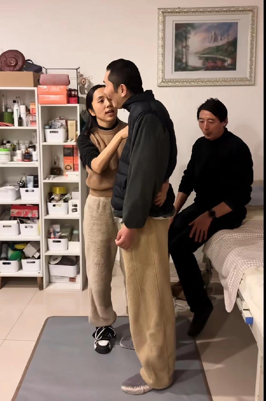植物人站起来了！谁能想到彭亚楼因为煤气中毒做了九年的植物人在女友刘宁和家人的呵护