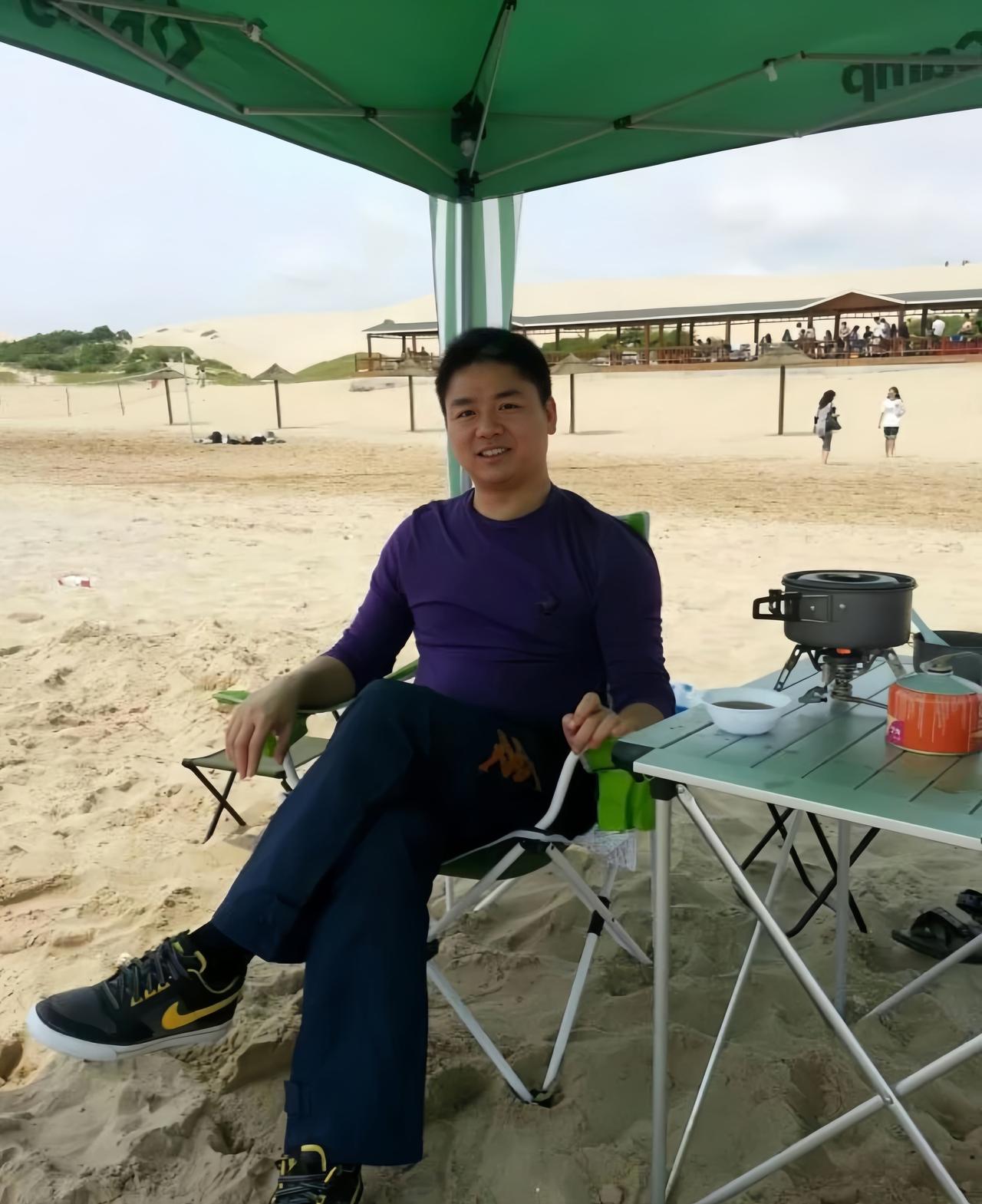刘强东旧照，2012年沙滩度假，坐在那里微笑面对镜头，很随和的样子。

刘强东属