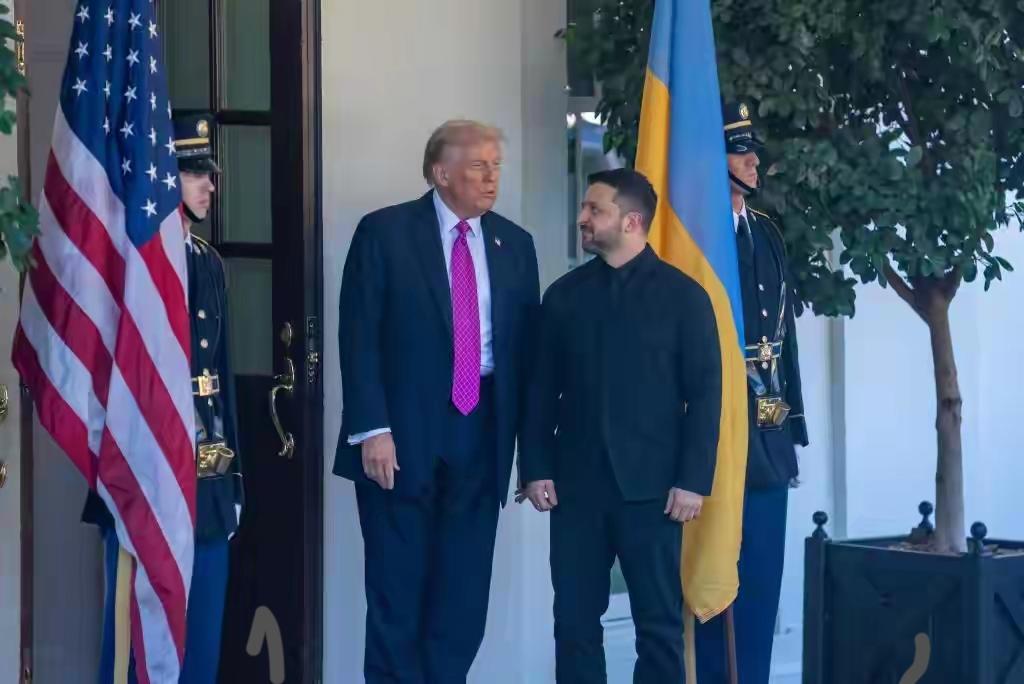 刚才发生！
特朗普直接表态

2025年11月3日，特朗普在“空军一号”上直接表