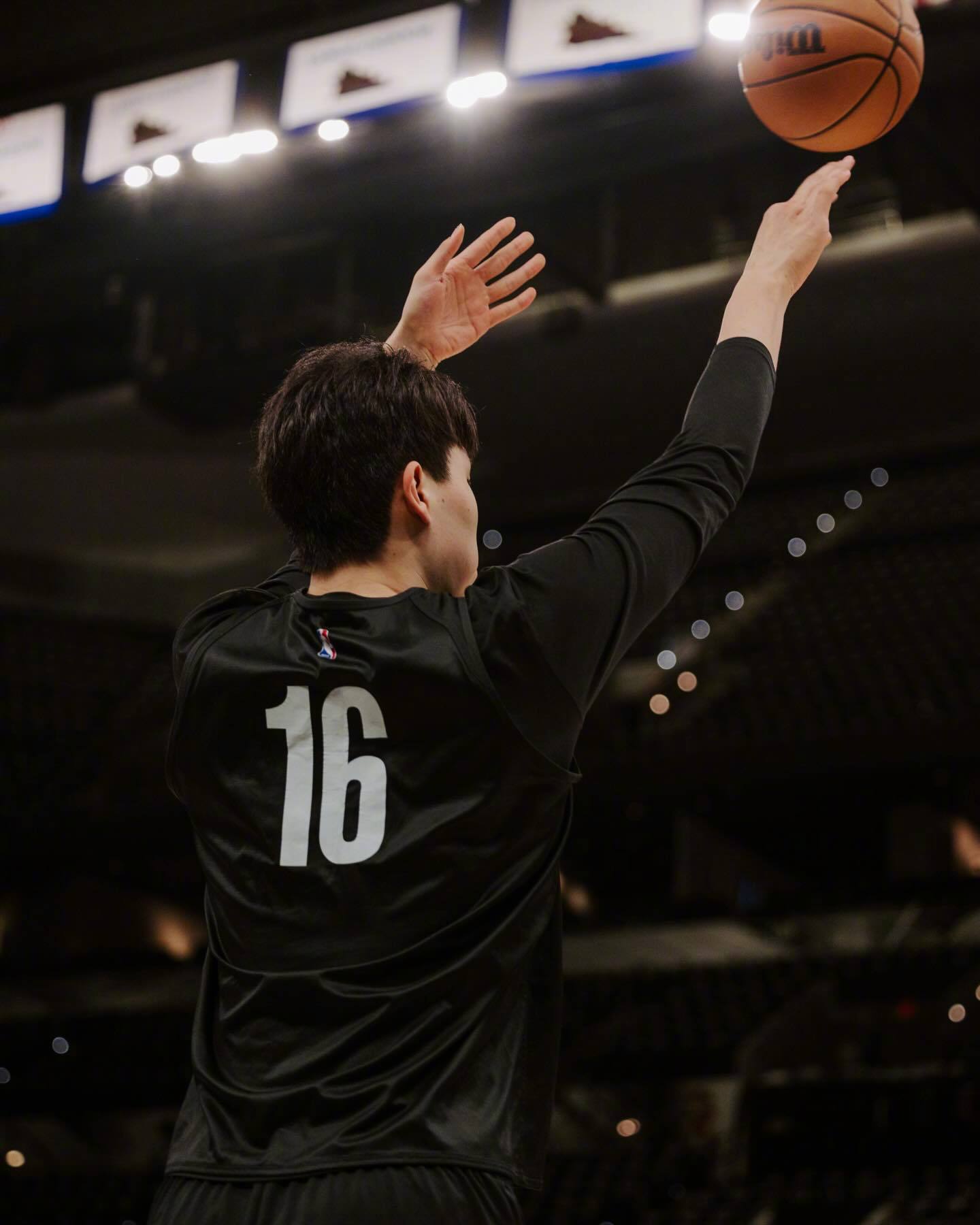 杨瀚森完成了NBA菜鸟赛季杨瀚森5场季后赛得到了4次出场机会，合计出场4分半钟不