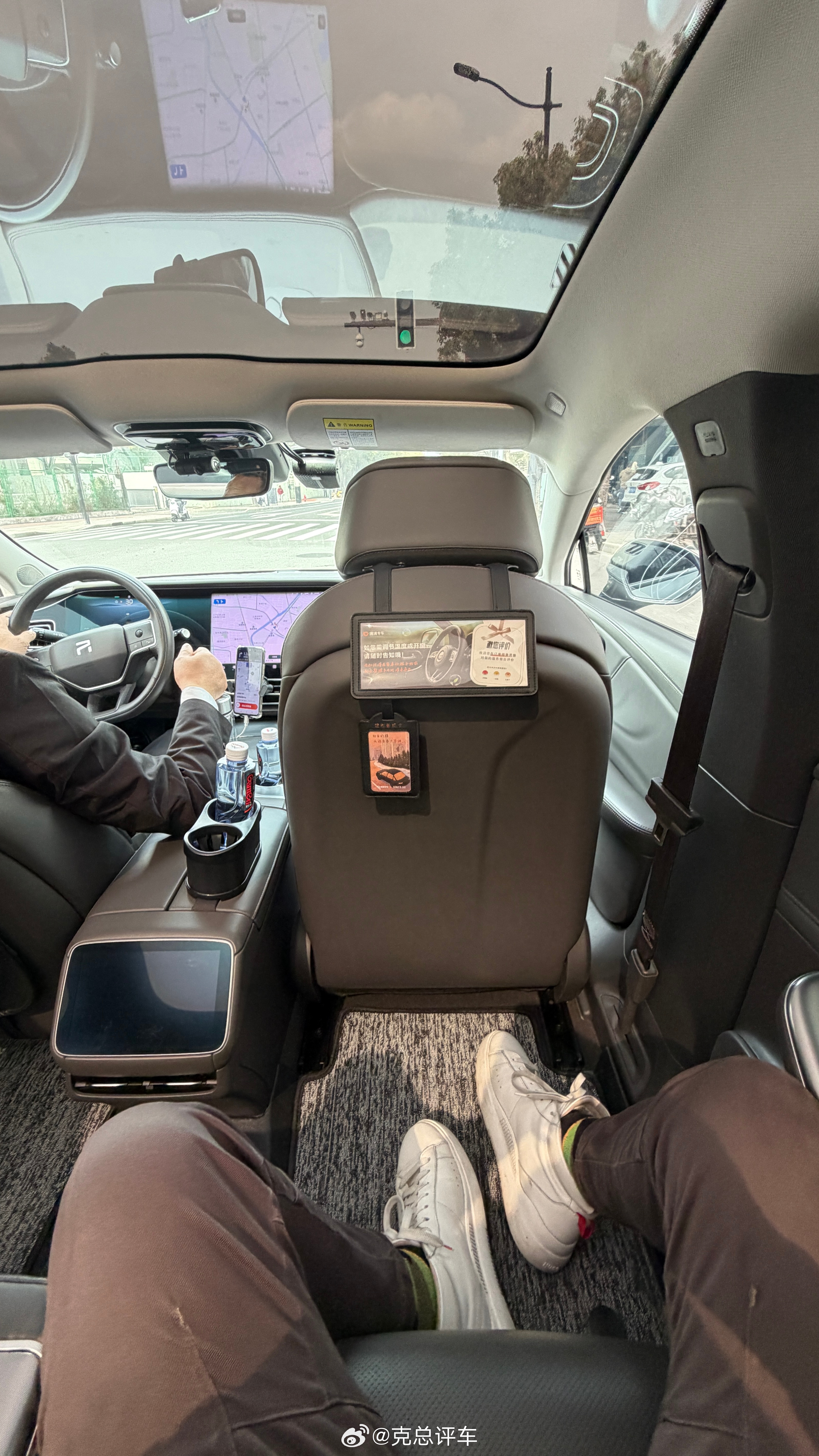飞凡F7，看着好看，实际用车体验很差劲，完全是“中看不中用”。后排偷腿部空间、偷