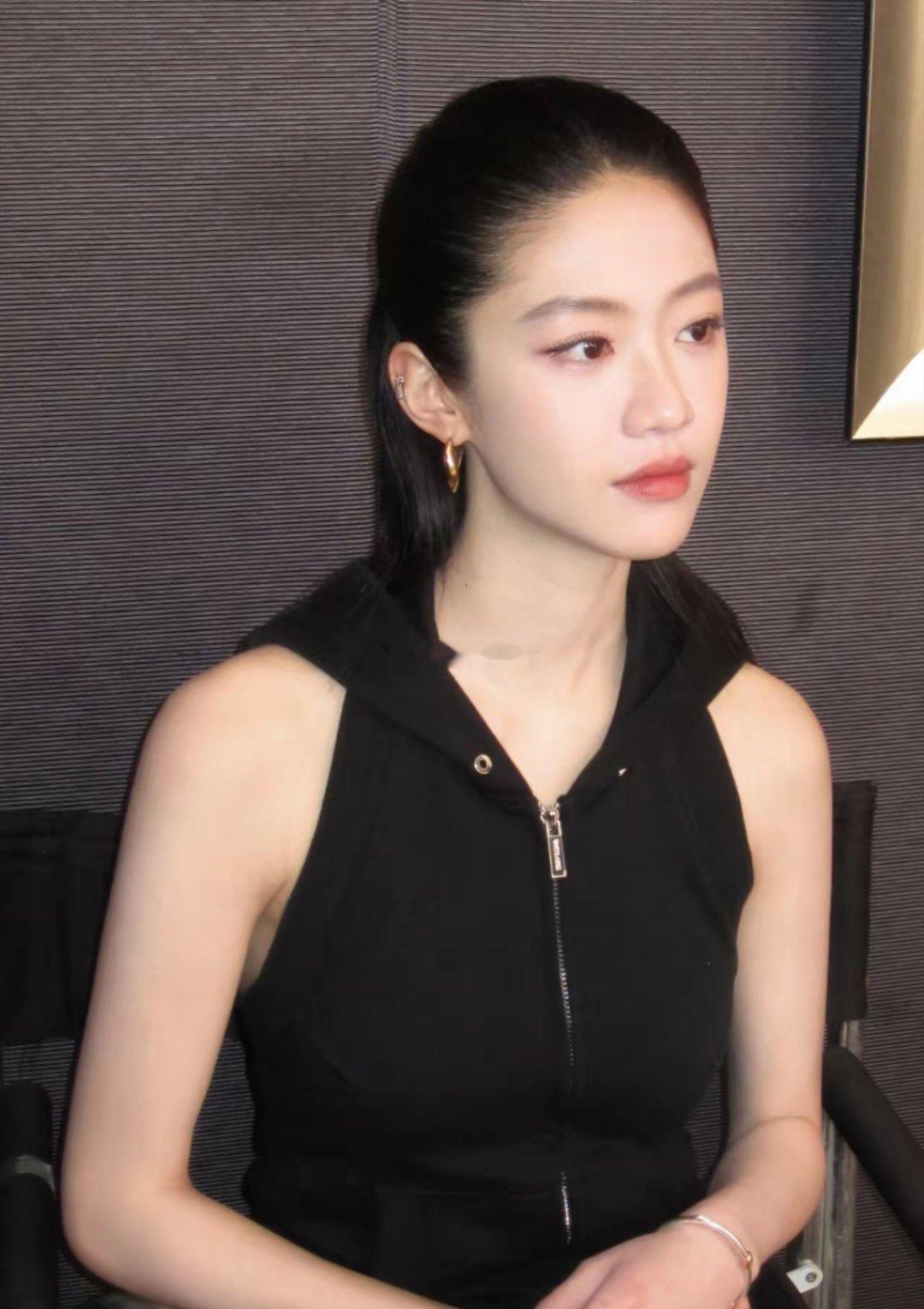 她被誉为汤唯的继承人，真人确实很美。 