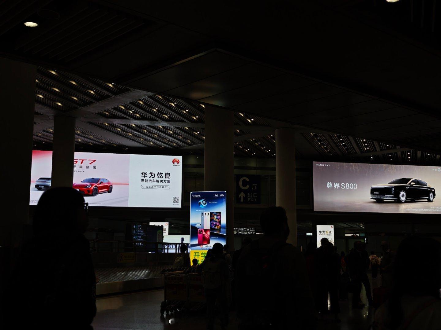 落地北京首都机场~显眼的巨型广告牌都被本土品牌包了~海外媒体看到都拿出手机纷纷拍