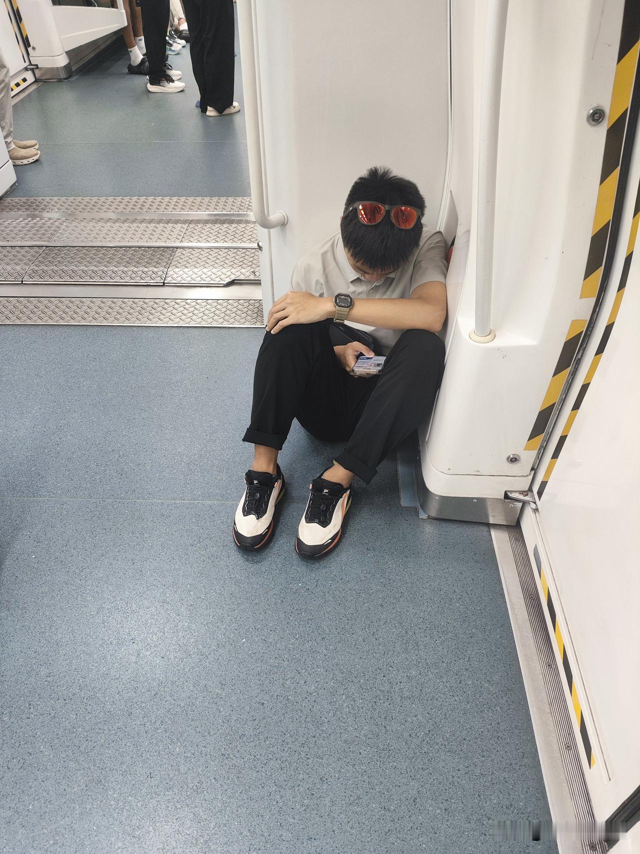 现在的年轻人看得真通透，形不形象无所谓，自己舒服就好。
