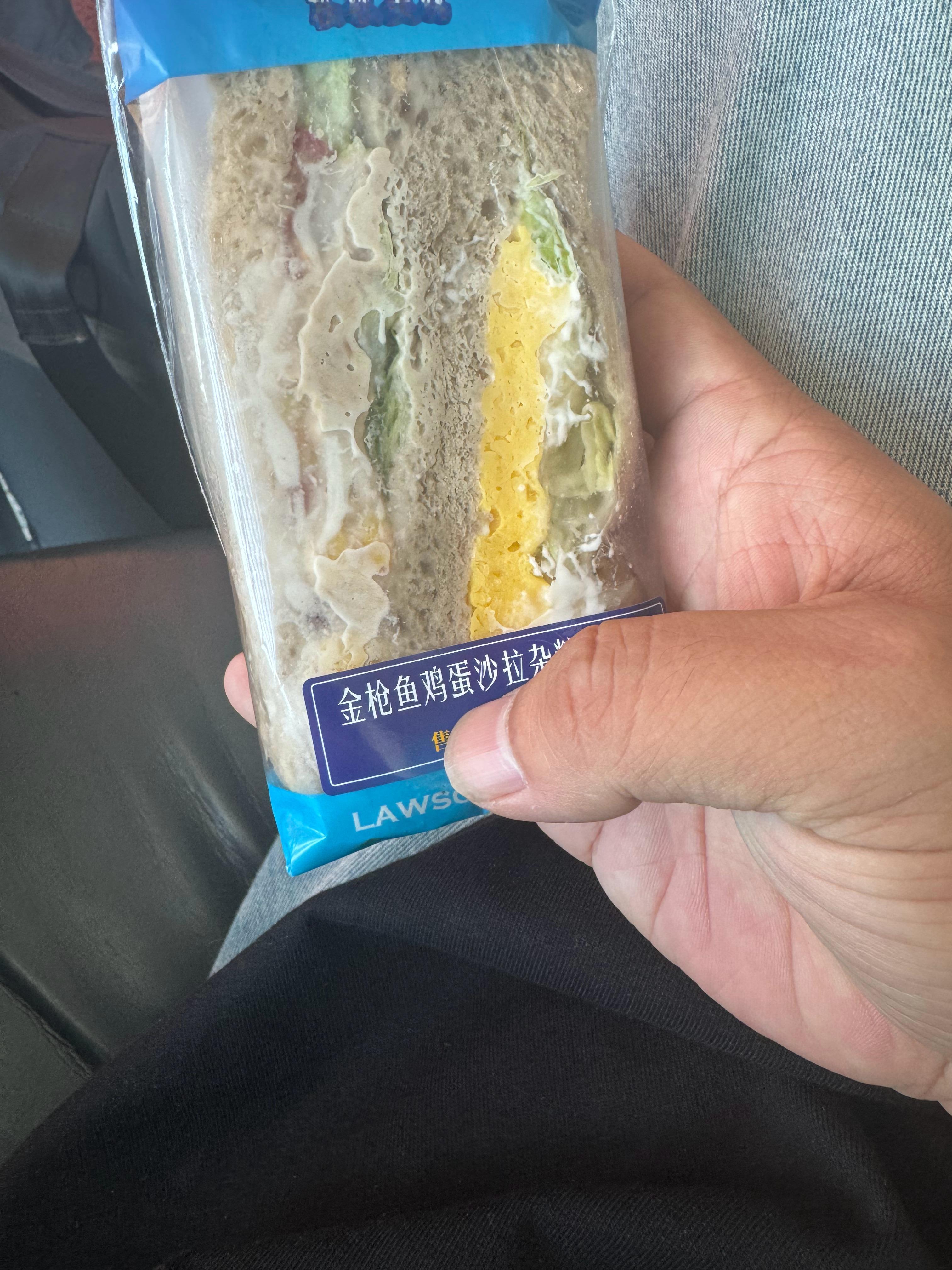 机场补点饭，准备飞。[开学季][开学季] ​​​