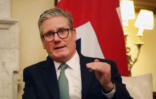 英国首相斯塔默，面对记者尖锐提问：“访华是否惹怒特朗普”，斯塔默笑着调侃：“有人