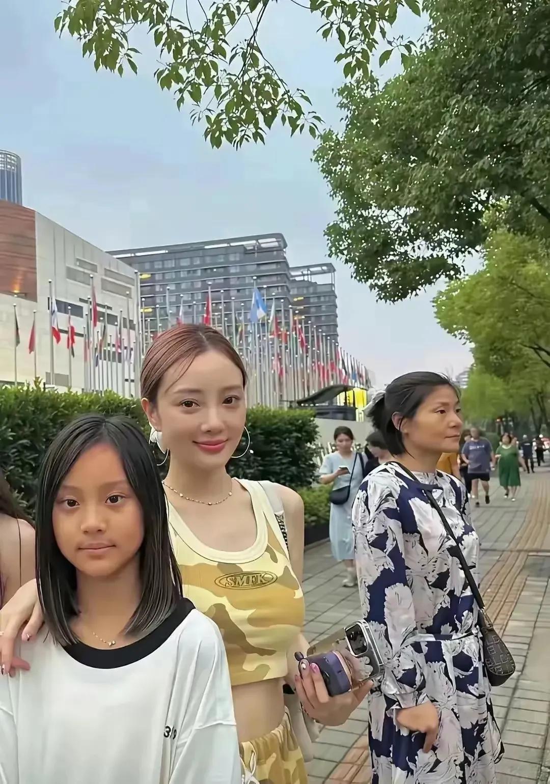 43岁李小璐现身杭州西湖，一袭休闲装尽显自在。她远离娱乐圈纷扰，专注陪伴女儿成长