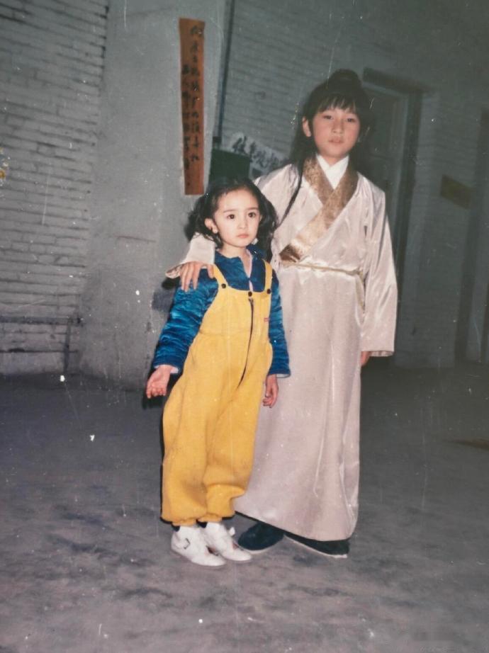 杨幂从小眼睛就那么大 杨幂从小就眼大脸小，好可爱啊！杨幂从小就眼大脸小 ​​​