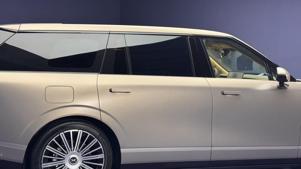 小鹏新旗舰GX开启预售！
依照惯例，小鹏这次会提供纯电和超级增程两个版本
纯电四