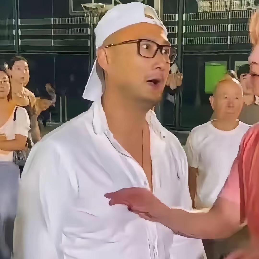 刷到徐家汇篮球场
光头闹事那段视频，
越看越觉得憋屈。仗着自己身形占优就霸占场地