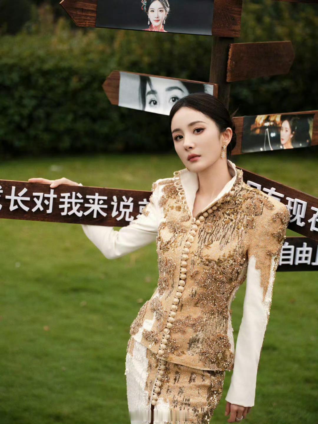 #杨幂新中式秀禾#真的是被杨幂新中式秀禾给美到了。杨幂每一次亮相都给人非常惊艳的