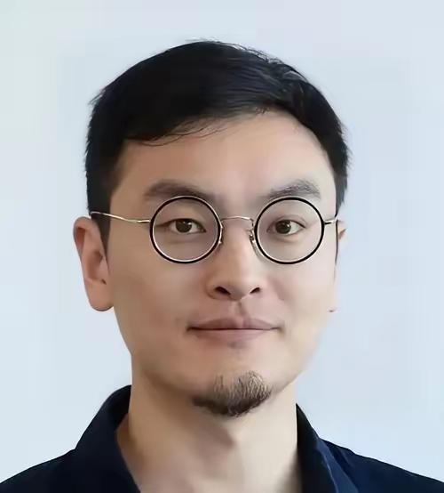 [月亮]当年被教授看不起的学生，如今垄断全球无人机
​​汪滔在大学做无人机毕业设