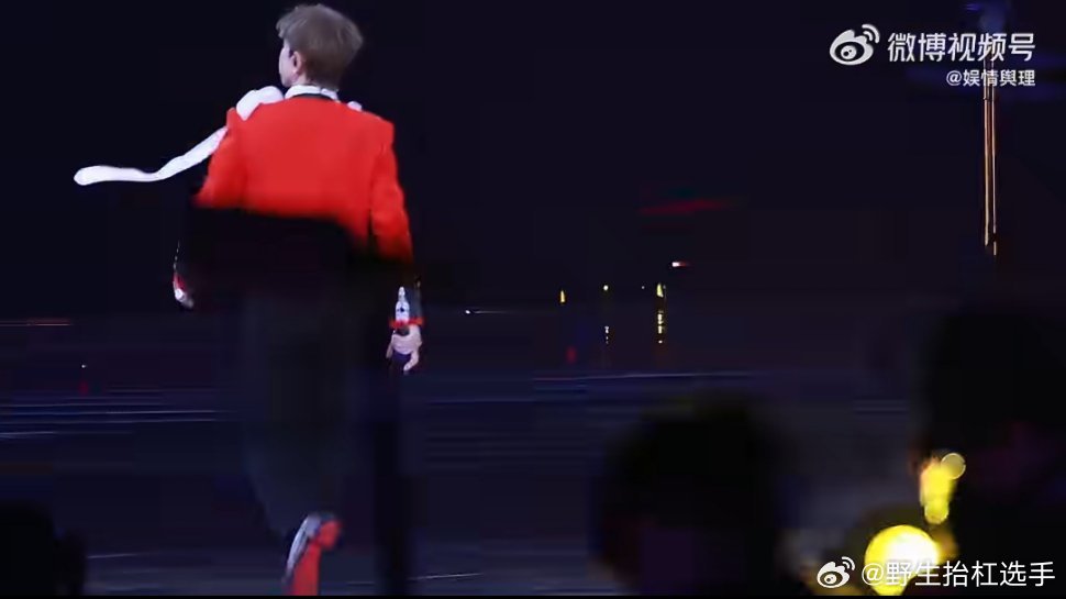 一扭头张杰又在鸟巢跑上800米了张杰鸟巢演唱会也太拼了！全程又唱又跳满场飞奔，这