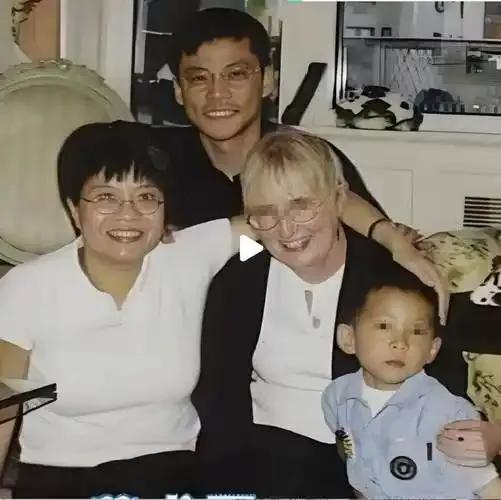 李国庆和俞瑜还有儿子李成青一家三口的昔日温馨合影！
看得出来，一家人以前还是非常