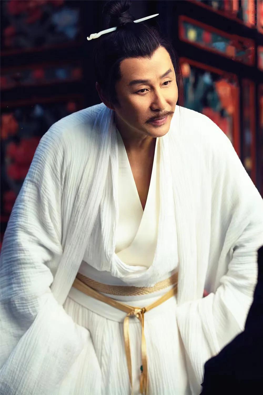 当年，《庆余年》导演邀请陈道明出演庆帝，惨遭拒绝，身边的投资人见状立马叫了一声“
