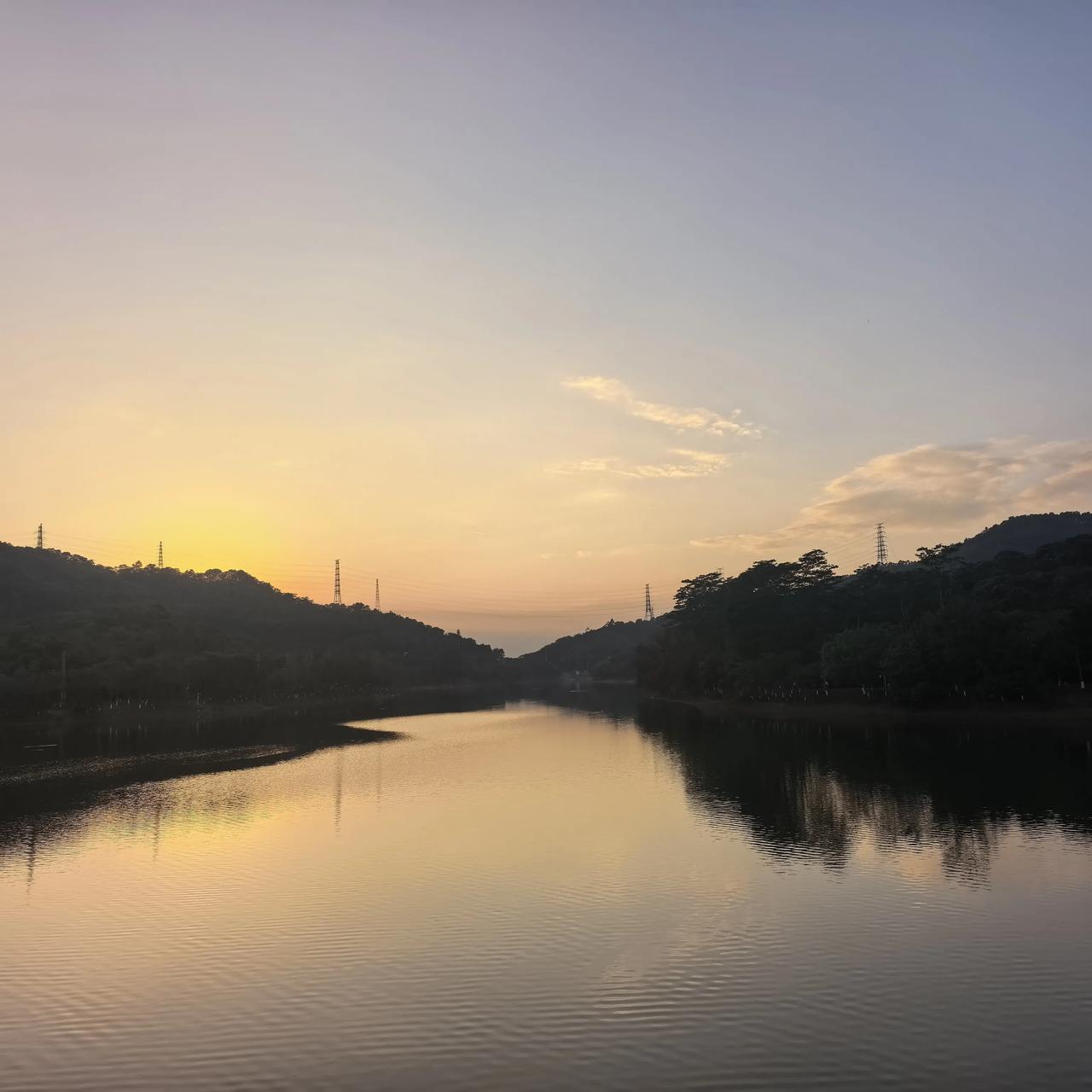 恰逢周末好时光，阳光明媚，微风轻拂，来到公园走一走，微微出汗，感觉神清气爽