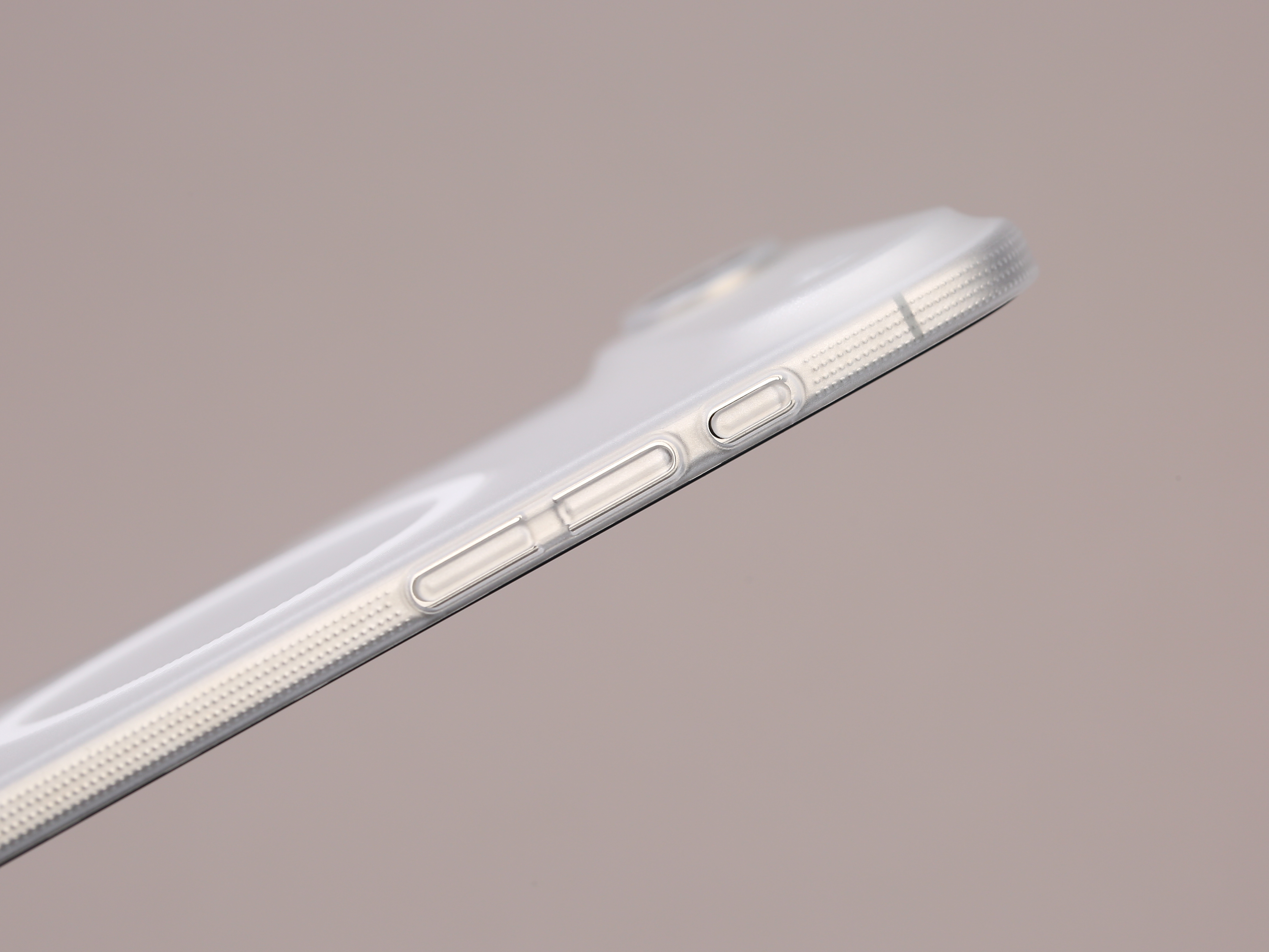 这壳子侧边很窄，就是 Z 轴的方向的高度，高出屏幕0.2mm，随便贴一张玻璃膜都