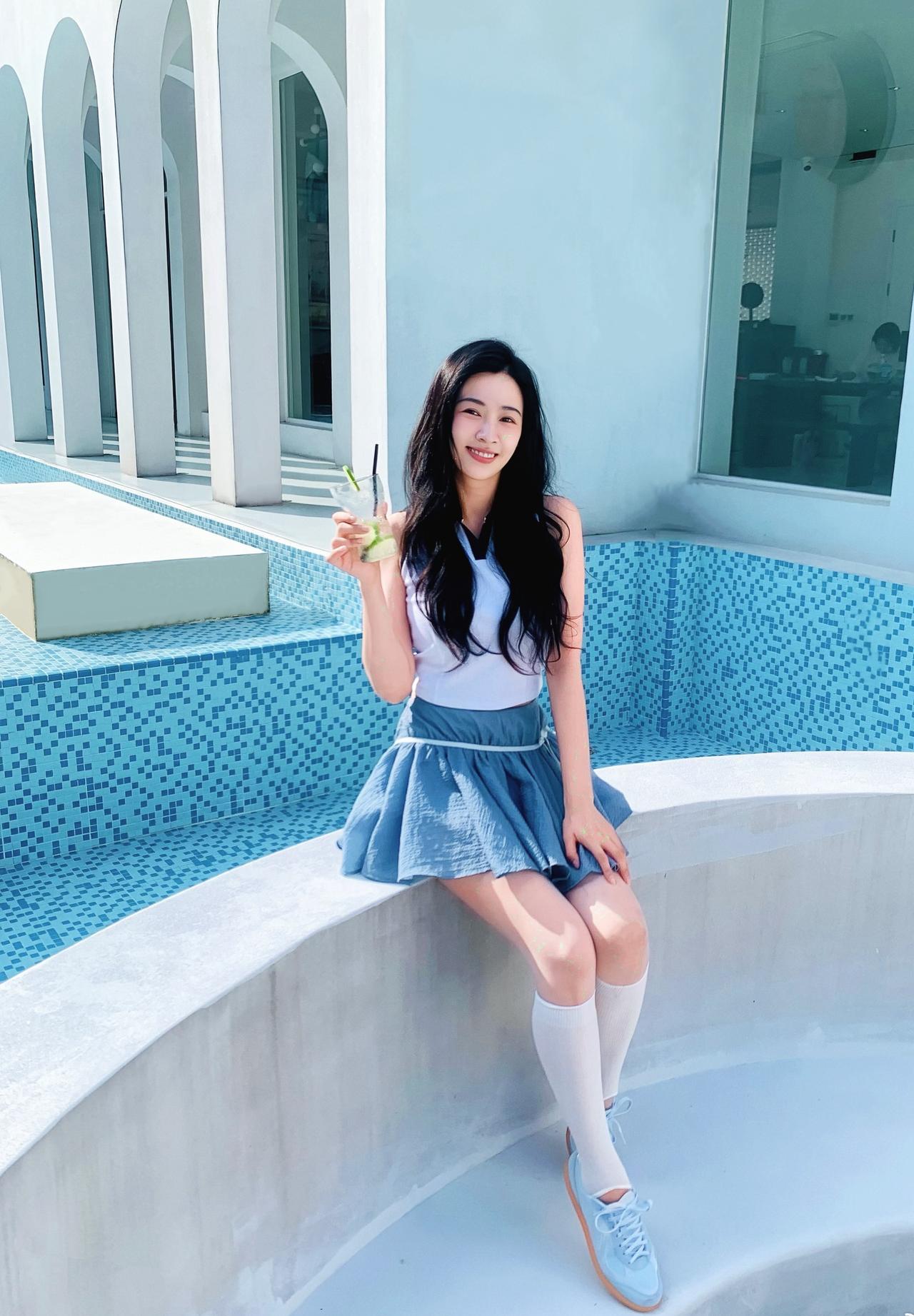 “Blue & White · 夏天的专属配色

像海风一样温柔，

像天空一样
