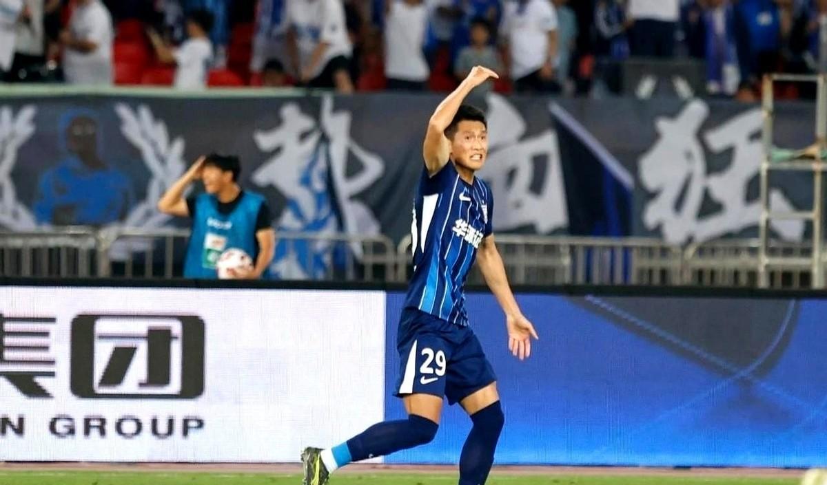 朴志洙是队里唯一能顶住的，其他外援连门都摸不着。
达兰带球像遛弯，图多射门像扔砖