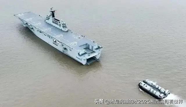 收放自如，海空兼顾！075级两栖攻击舰真的是多面手，除了装备各类舰载直升机、无人