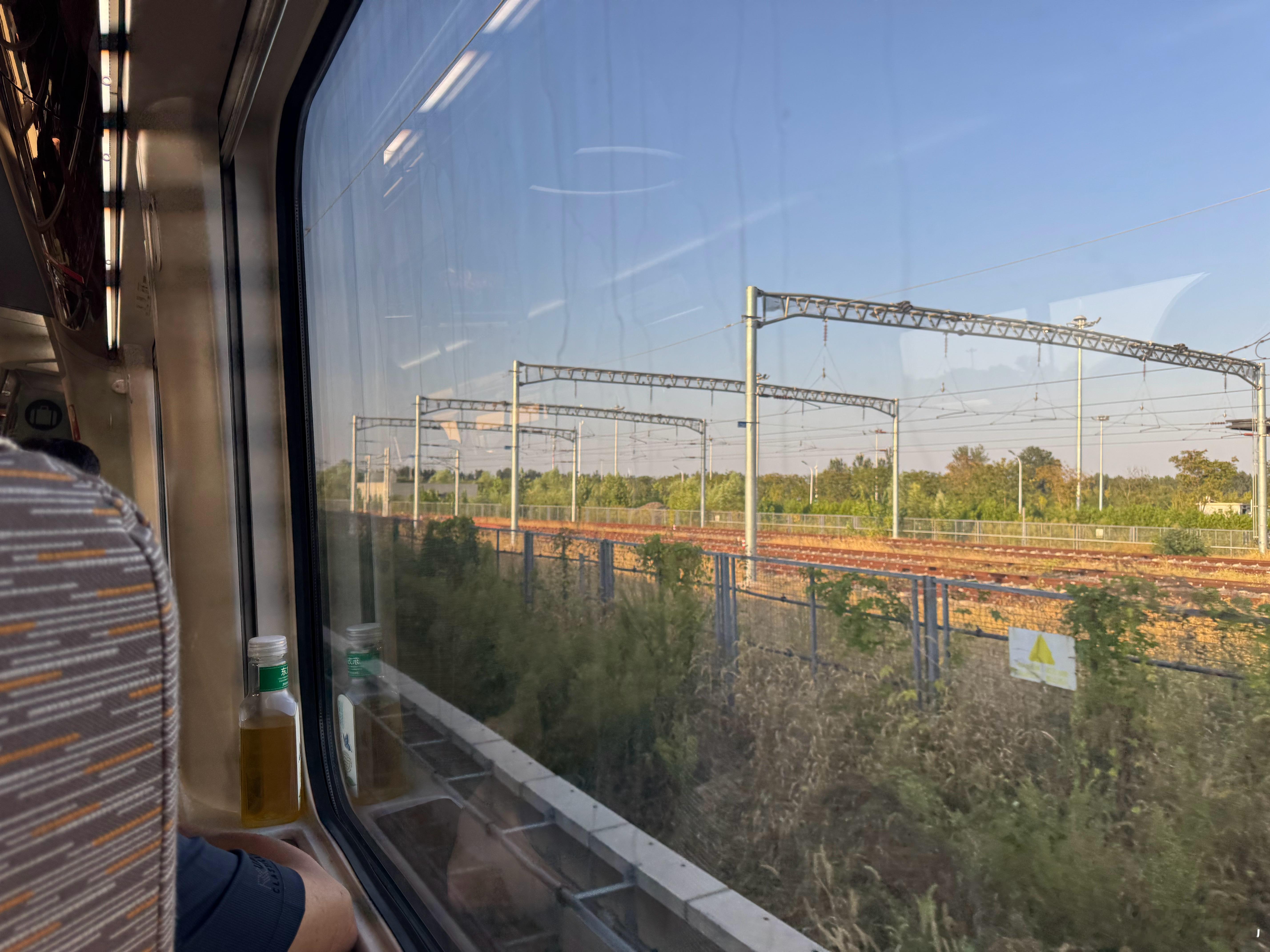 四点多飞机落地帝都，悲愤交加，泪流满面。我一直以为江秋莲女士把陈岚送进去的可能性