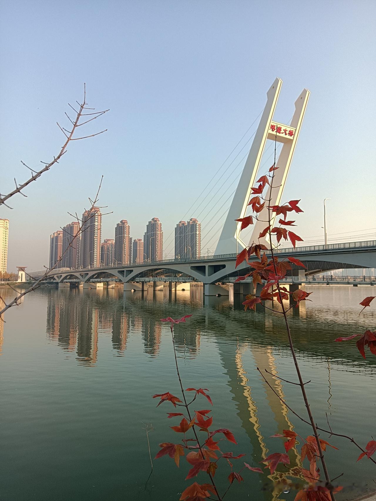 坐着地铁10号线到未央湖站，本来计划从浐灞国家湿地公园东侧外围河堤往北穿越到灞渭