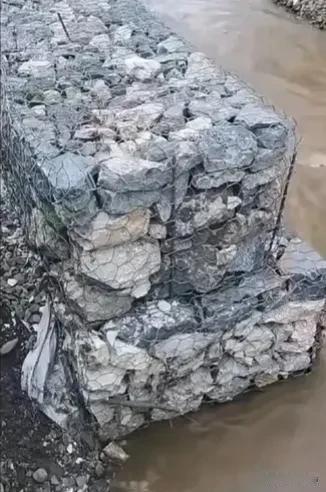 这些年地方决堤时常上头条，造成了老百姓的损失惨重，看视频听说“铁线网石笼”防洪防