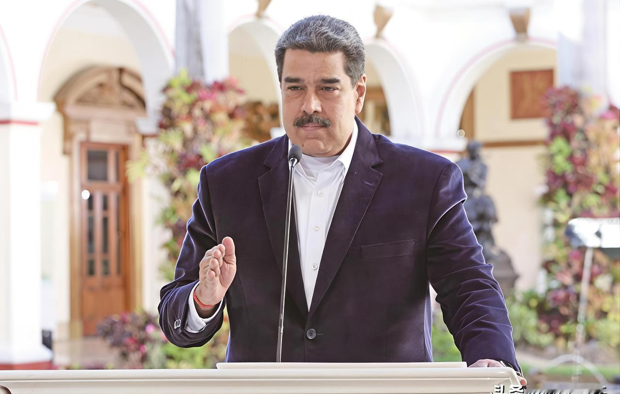 南美政坛的“老马”，在被戴上手铐的瞬间，嘴角竟然还挂着一丝笑意。
这画面太割裂了